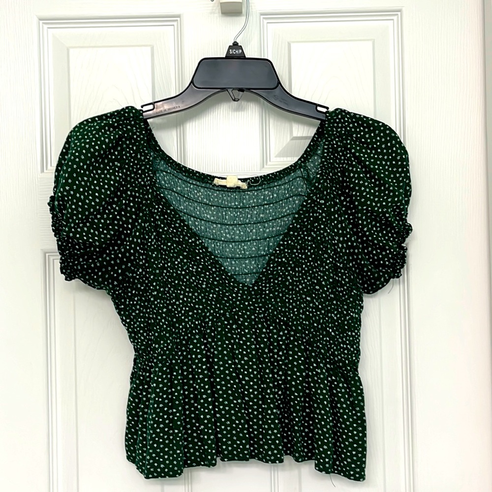 LA Hearts, size M, green short sleeve V neck